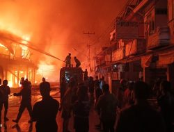 Breaking News : Kebakaran Hebat Melanda Pasar Sungai Duri, Diperkirakan Belasan Ruko Terbakar